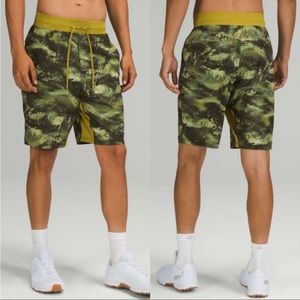 Lululemon T.H.E. Mens Short 7" Linerless Size M 
High Dive Auric Gold Multi